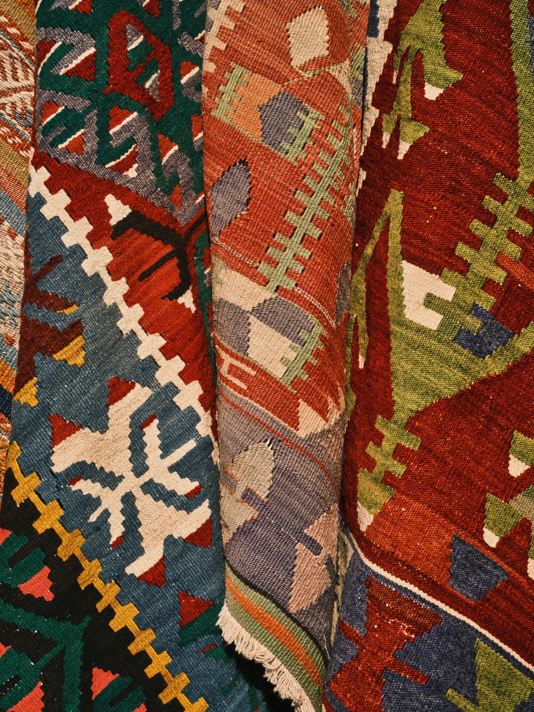 The Importance of Natural Dyes in Handmade Rugs: A Cultural Tapestry
